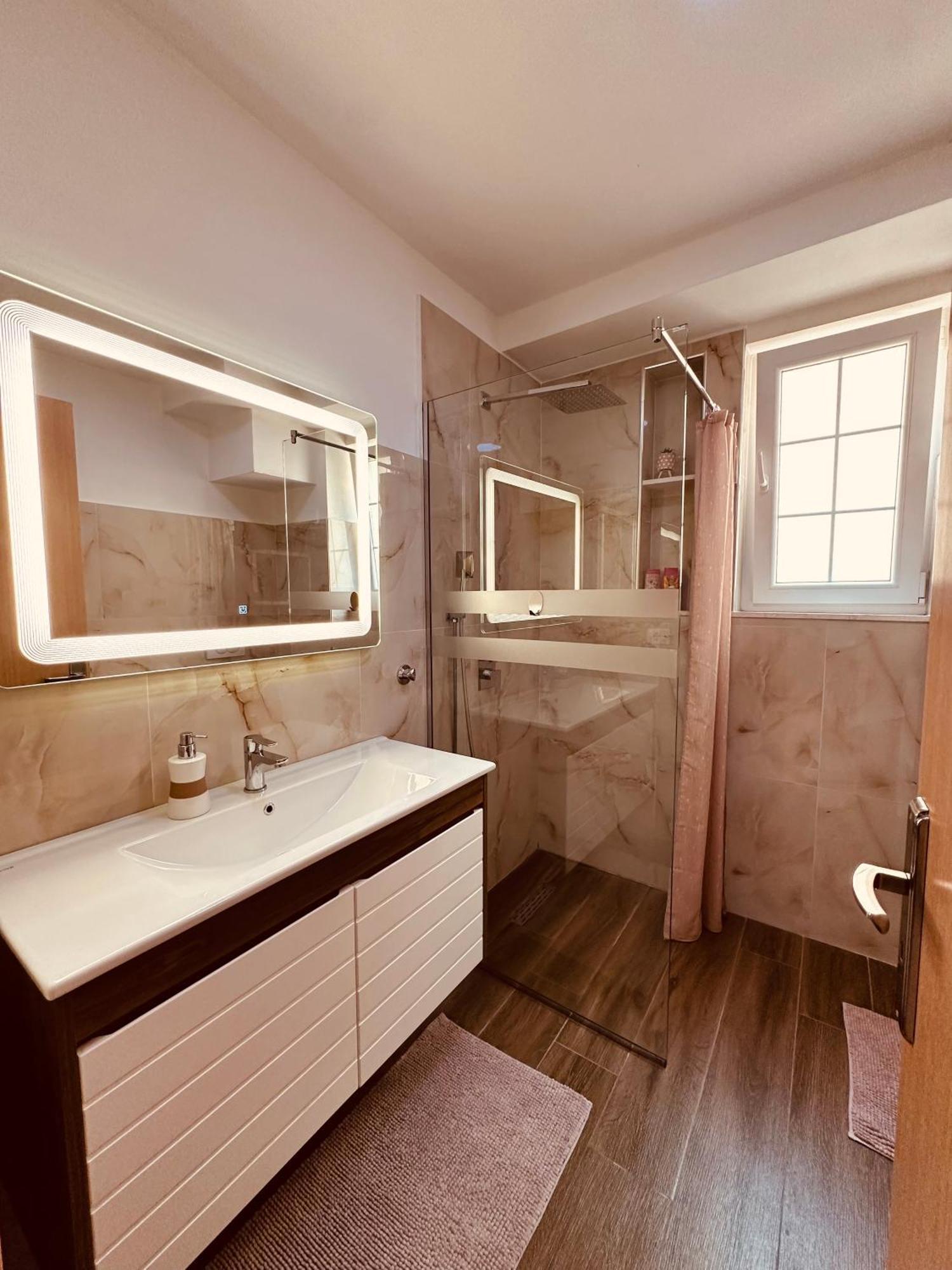 Grace'S Centre Apartment Shkoder Ngoại thất bức ảnh
